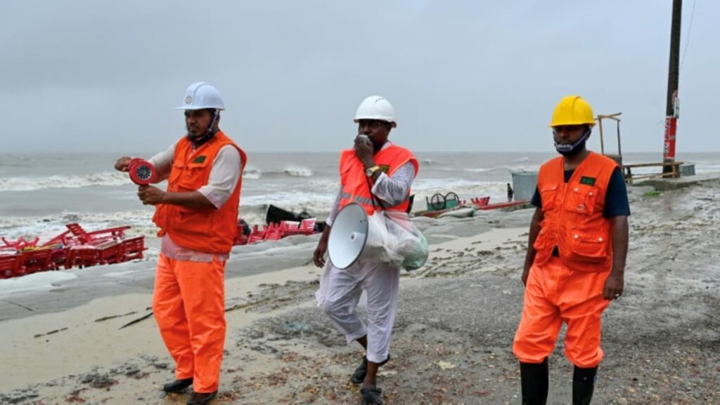 Cyclone hits Bangladesh as nearly 1 million people flee inland for shelter