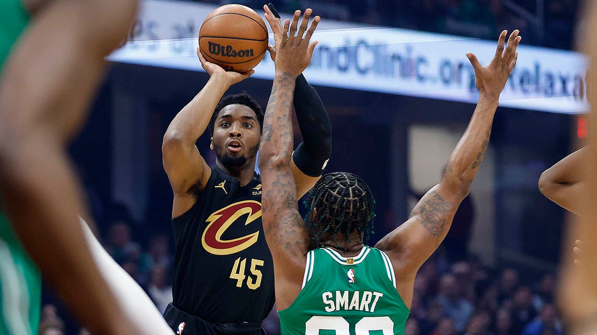 Donovan Mitchell shoots