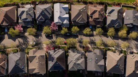 Mortgage rates fall for the third straight week, dipping below 7%