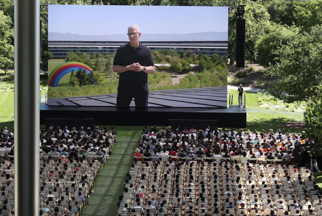 Business Tech Roundup: Apple Leans Into AI