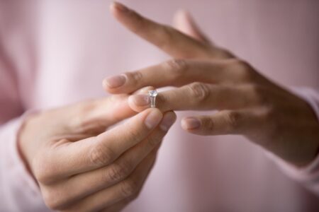 Reddit users insist newly engaged widow not wrong to keep memento of late husband