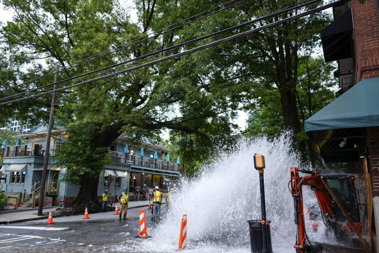 Image: Water gushes out of a broken water transmission line in downtown Atlanta 