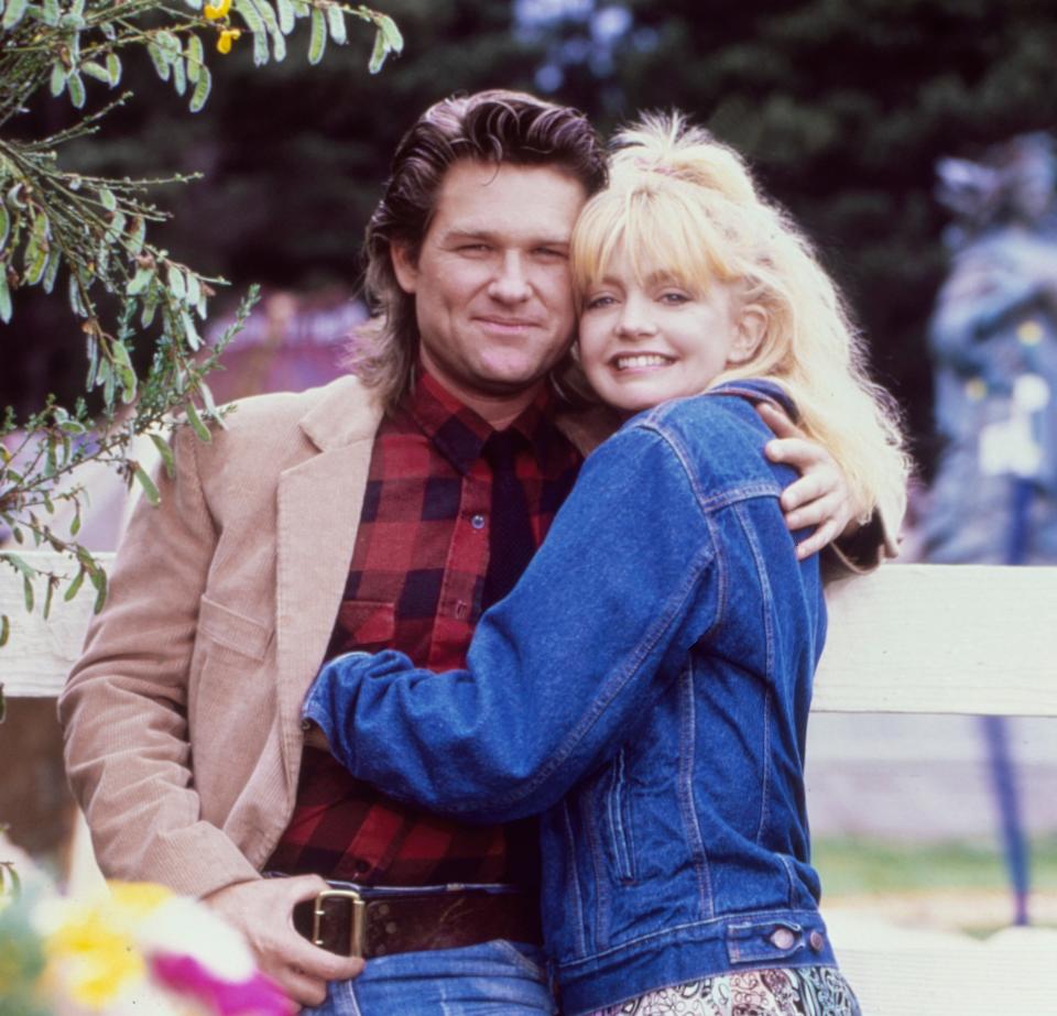 Golide Hawn hugs Kurt Russell on set of Overboard