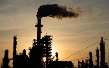 Oil price slumps by 4pc despite Opec cuts