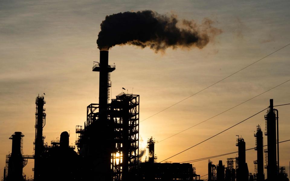 Oil price slumps by 4pc despite Opec cuts