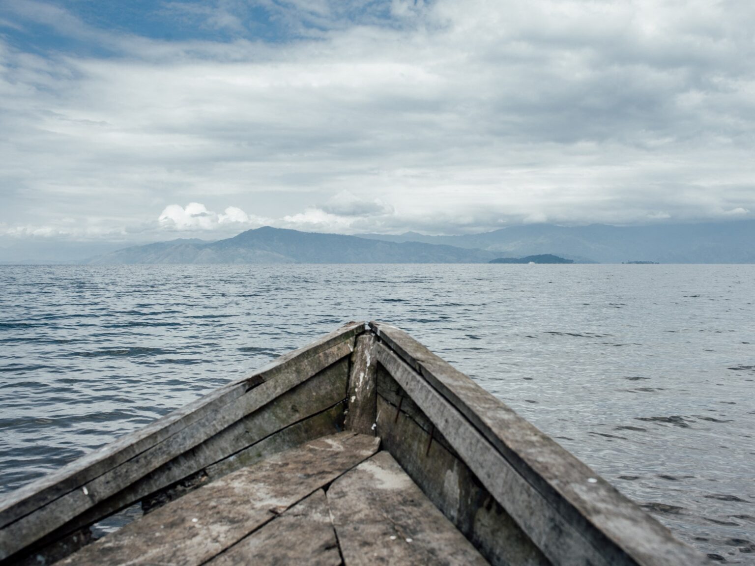 More than 80 people dead in DR Congo after boat capsizes