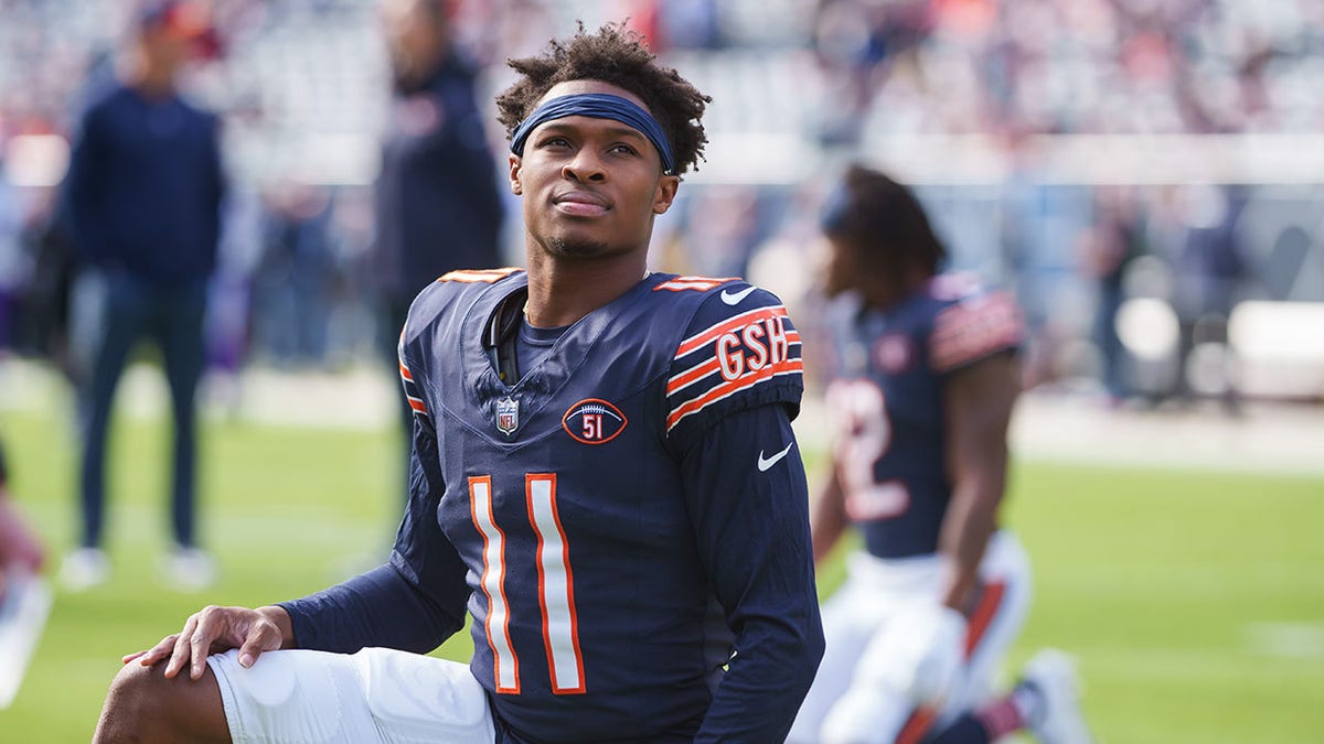 Darnell Mooney warms up