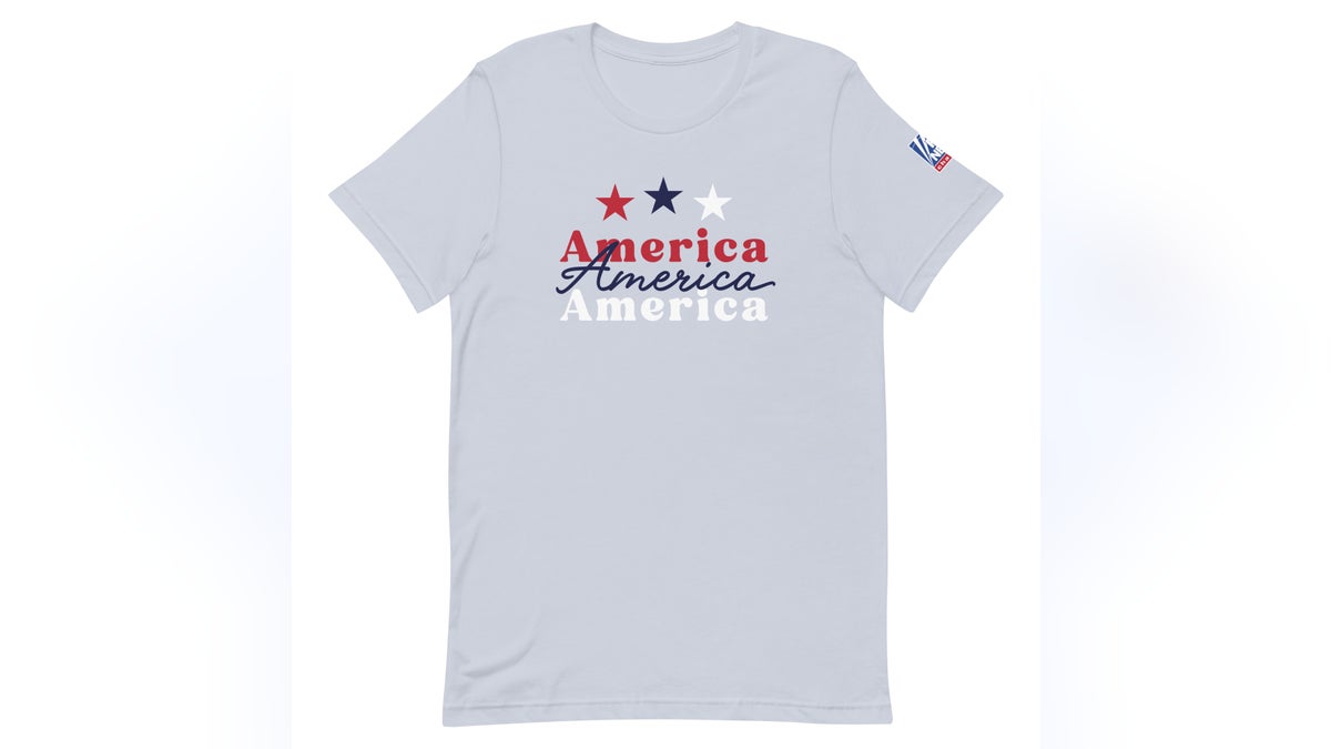 Both patriotic men and women will appreciate this unisex shirt from Fox.