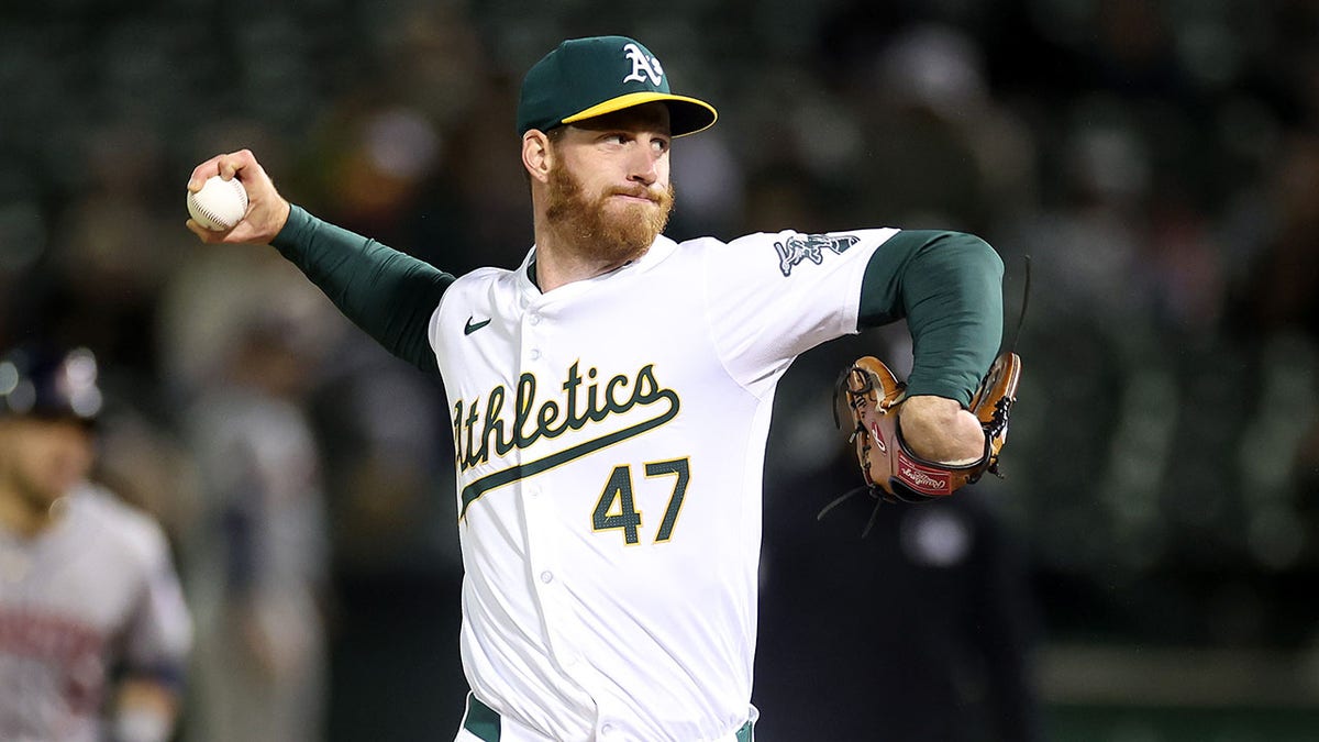 Michael Kelly throws a pitch