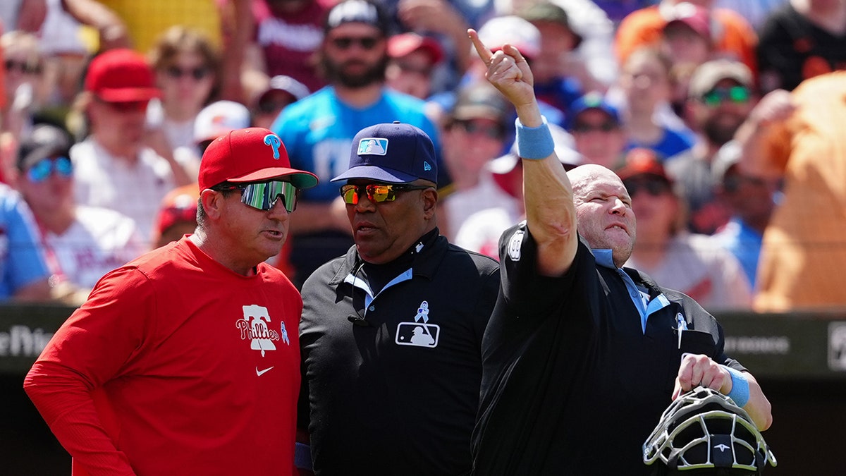 Mike Estabrook throws out Rob Thomson
