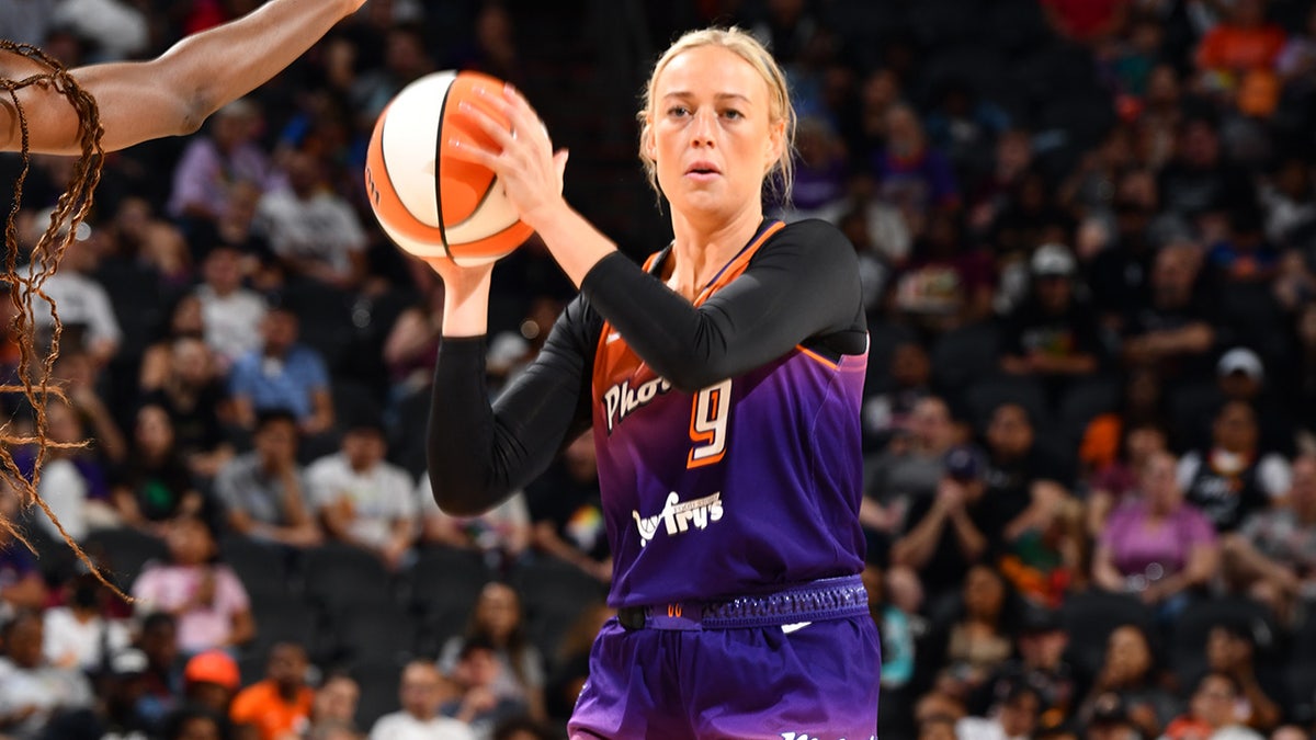Sophie Cunningham handles the ball