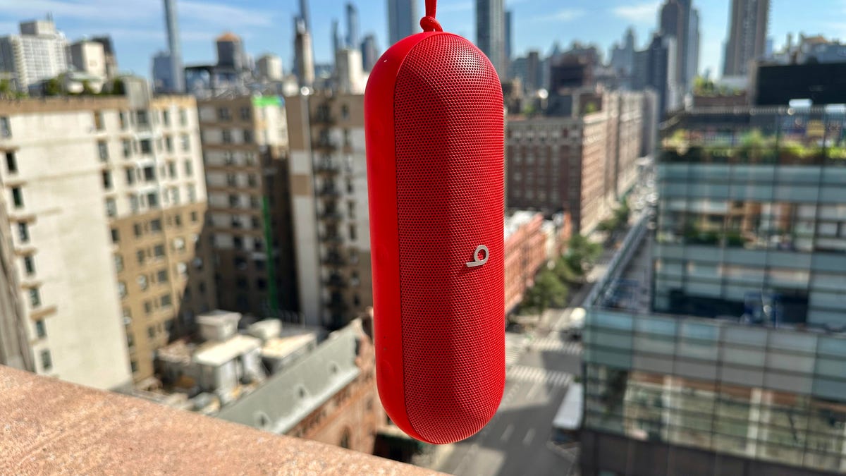 beats-pill-hanging-vertically
