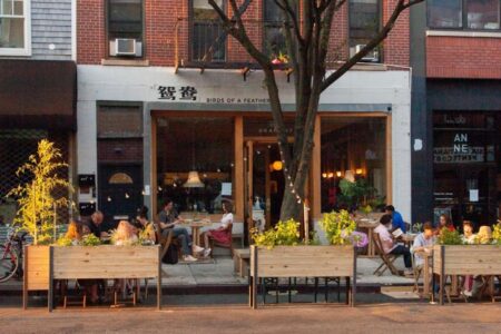 Bandits storm crowded NYC restaurant and rob diners as shocked dinner crowd looks on: cops