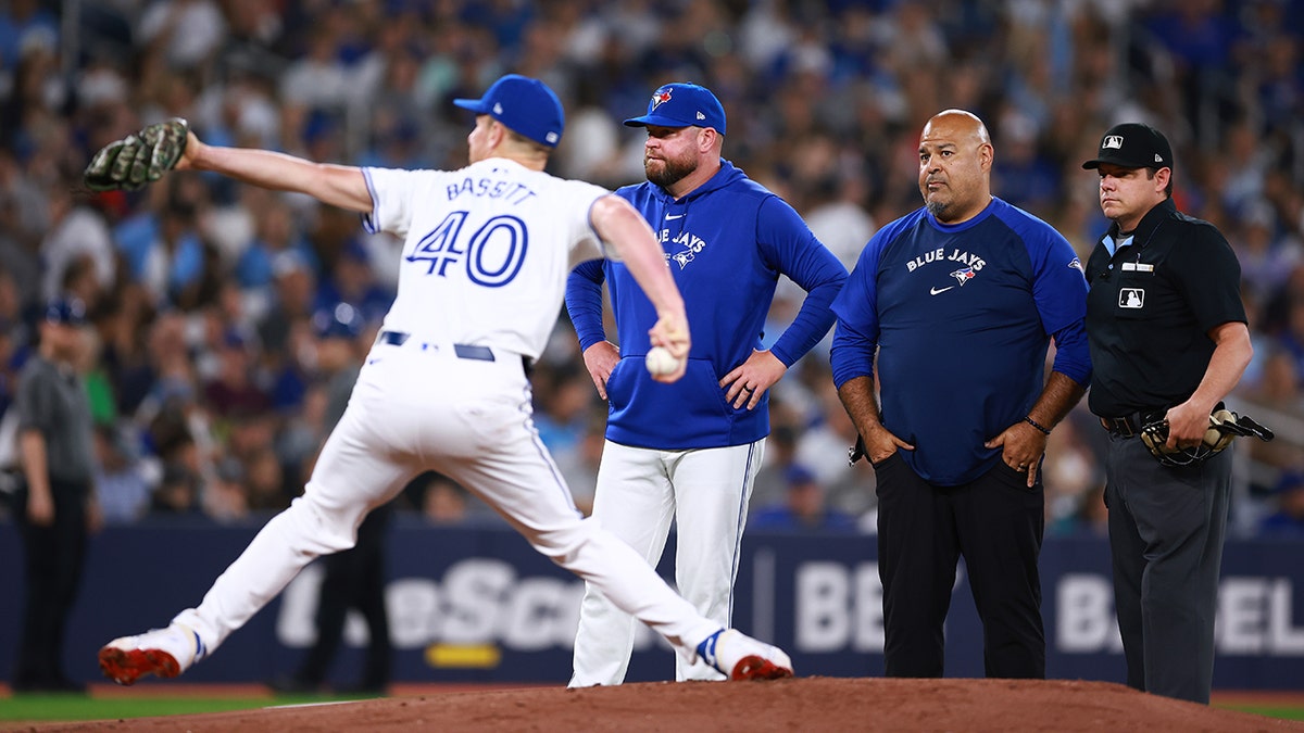 Chris Bassitt throwing
