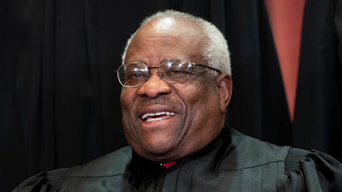 Clarence Thomas official portrait