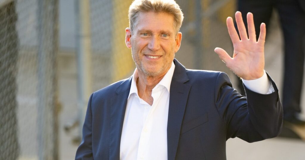 What Kendall Jenner Saw on Golden Bachelor Gerry Turner’s Phone