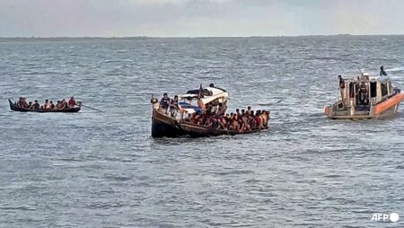 Bangladesh turns back fleeing Myanmar soldiers at border