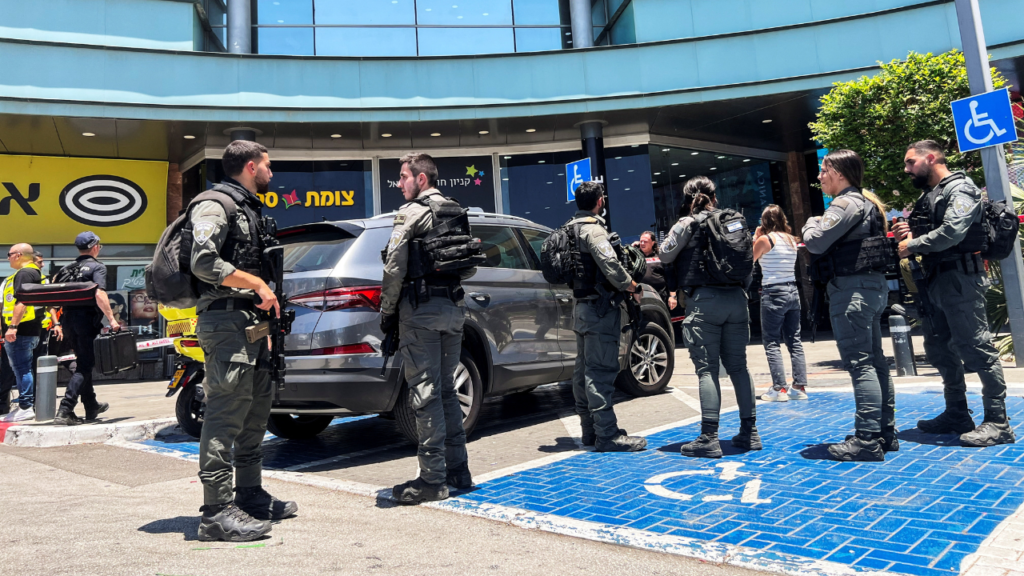Stabbing attack at Israeli mall leaves 1 dead, authorities say