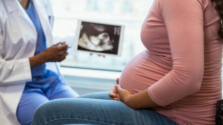 Man refuses to ‘financially support’ his sister, a single mother-to-be, as thousands react to the drama