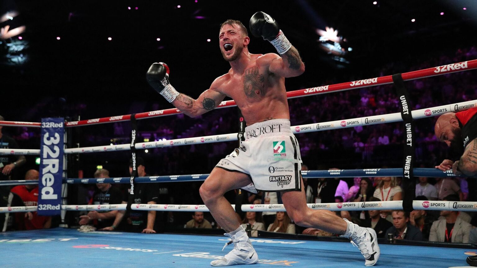 Brad Pauls knocks out Nathan Heaney in final round to win the British middleweight title
