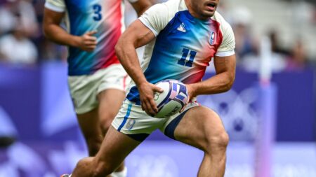 Paris 2024: Antoine Dupont with outrageous offload – only for France team-mate to drop ball over line – Rugby 7 video