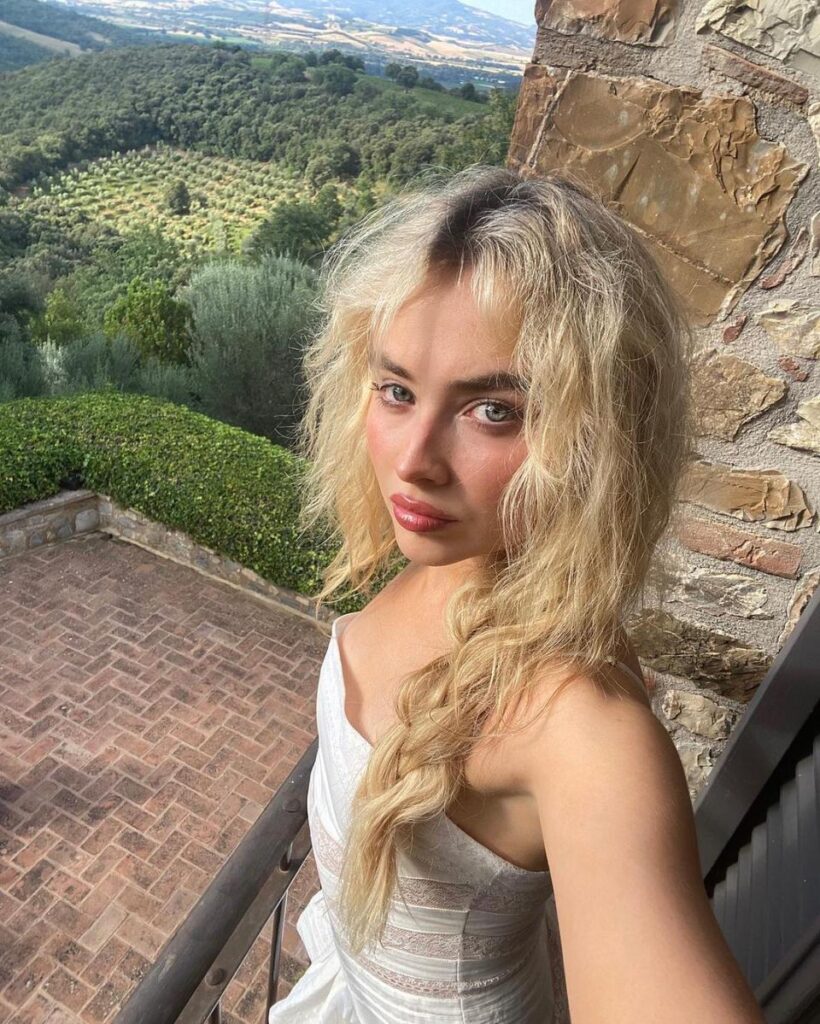 Sabrina Carpenter’s Makeup-Free Vacation Look Is so Please, Please, Pleasing