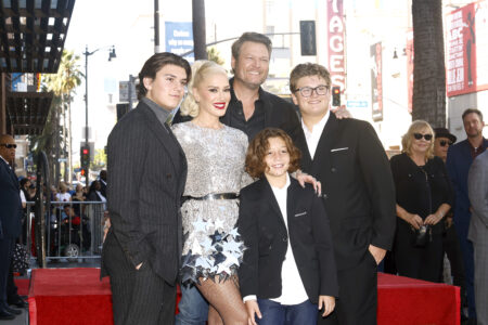 Blake Shelton’s stepson Zuma sings in Oklahoma bar
