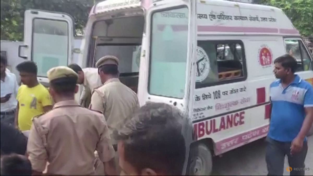 18 killed as bus rams tanker in India