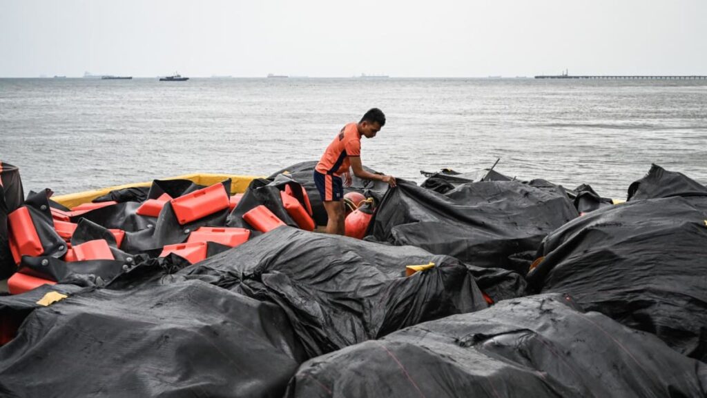 Philippines to deploy floating barriers to contain oil spill