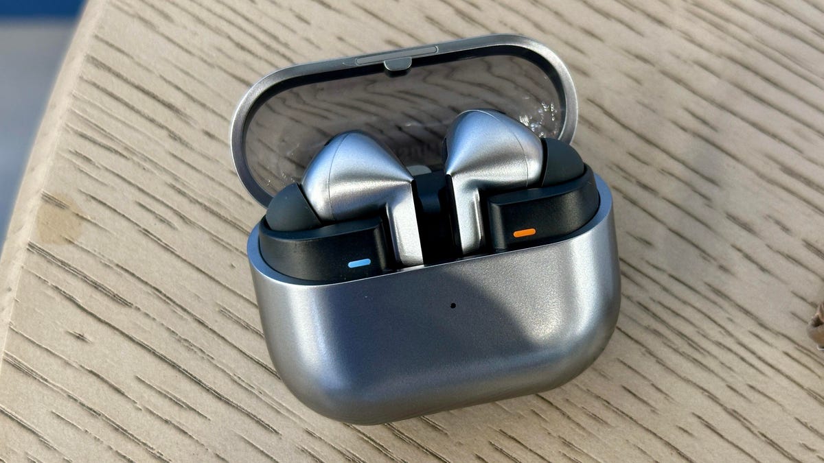 samsung-galaxy-buds-3-pro-in-case-1