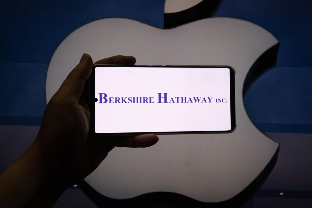 How Warren Buffett’s Apple Selloff May Have Cost Shareholders Billions