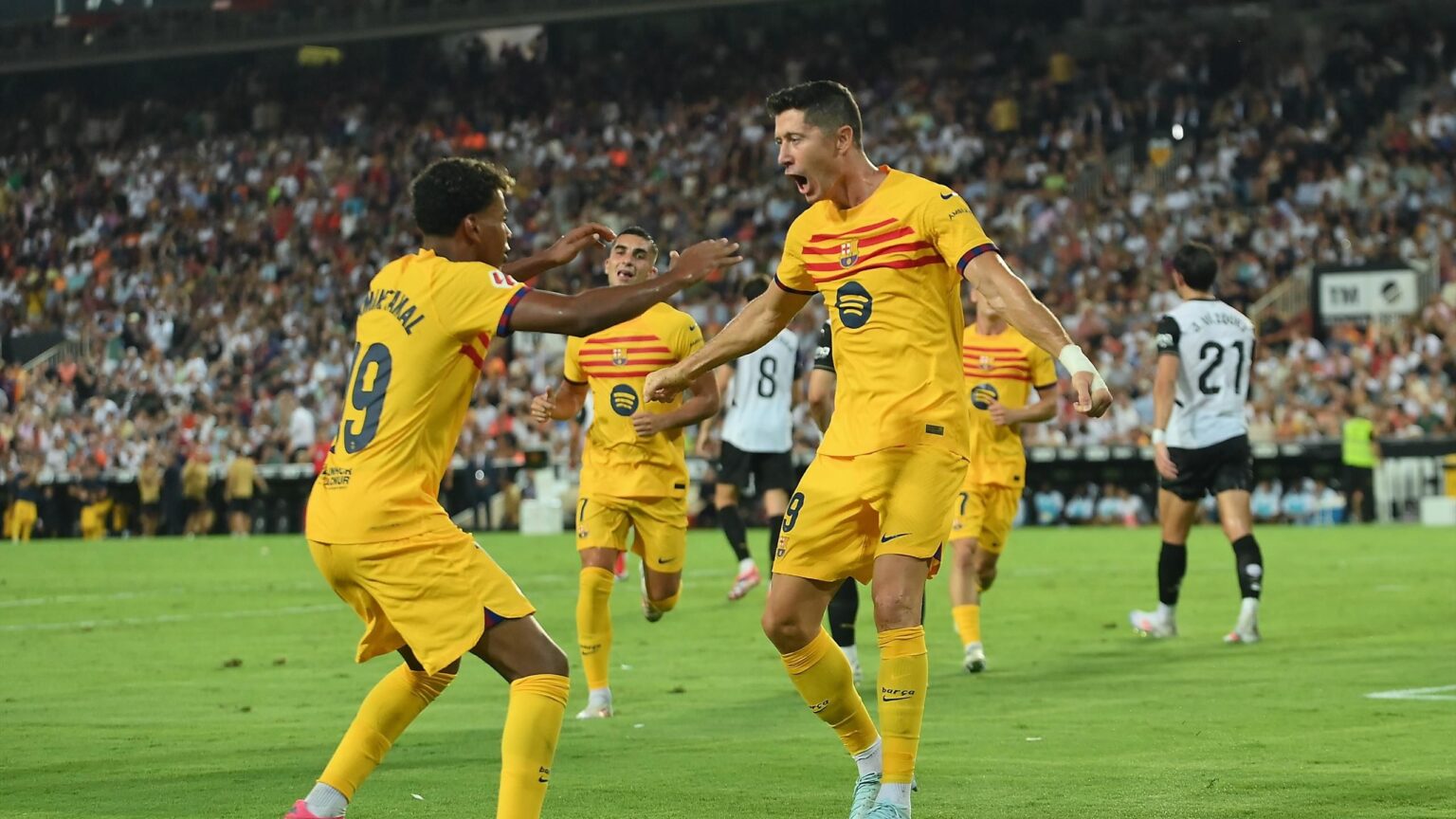 Valencia 1-2 Barcelona – Robert Lewandowski scores twice as Barca come from behind to win in Hansi Flick’s debut game