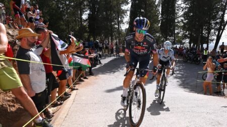 Vuelta a Espana highlights: Primoz Roglic overpowers the field on Stage 8 and cuts gap to Ben O’Connor – Cycling video