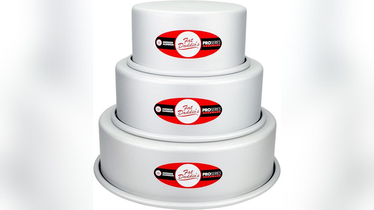 Bake a three-layered cake with this cake pan set.
