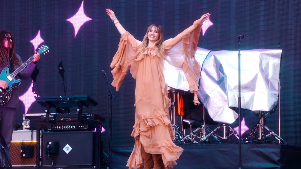 Suki Waterhouse Is The Ultimate Boho Girl As She Opens For Taylor Swift In London