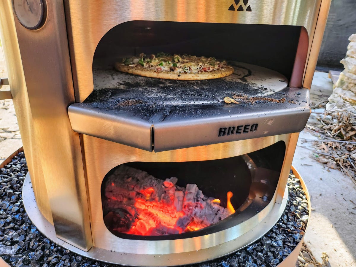 breeo-luxeve-fire-pit-live-fire-pizza-oven-lifestyle-4