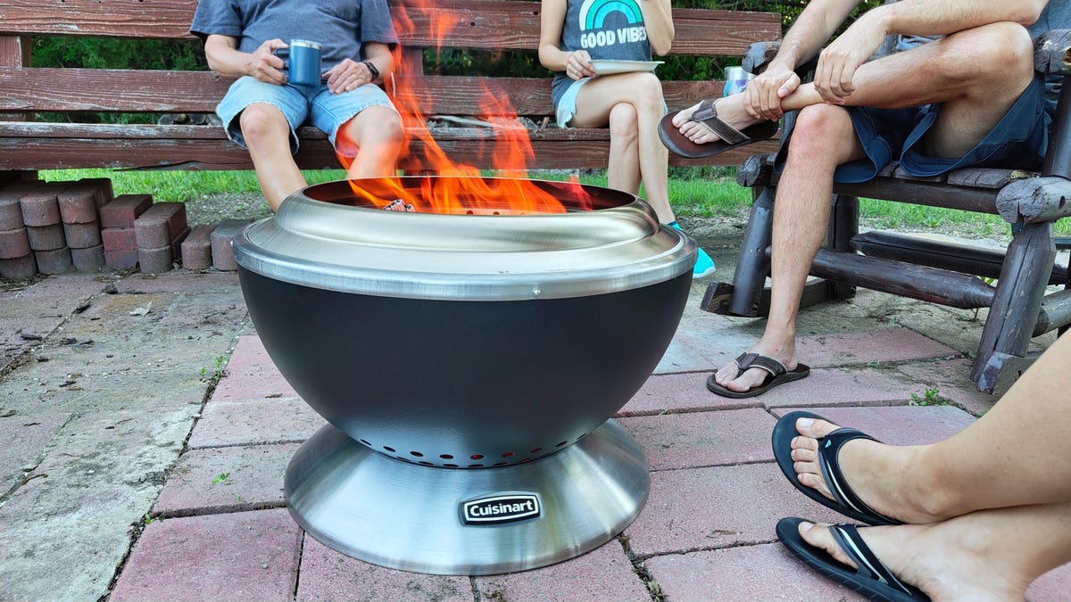 cuisanart-smokeless-fire-pit-lifestyle-8