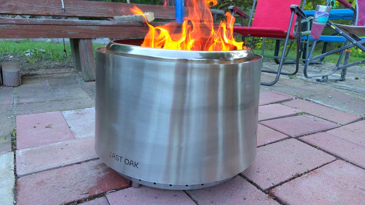 east-oak-smokeless-fire-pit-lifestyle-9