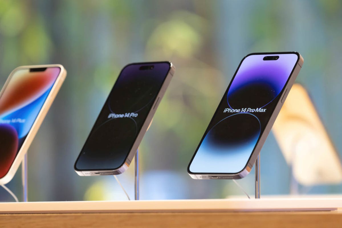 iPhones in Apple Store