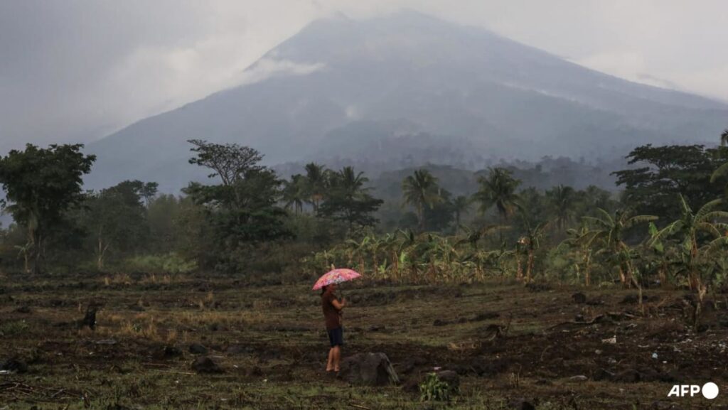 Hundreds flee after Philippine volcano warning