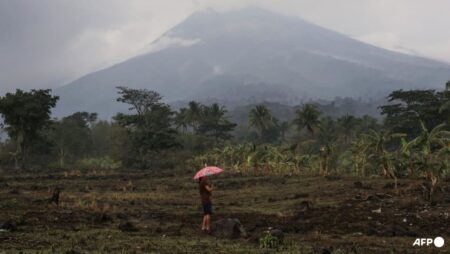 Hundreds flee after Philippine volcano warning