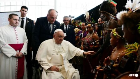 Pope Francis, in resource-rich PNG, urges that workers be treated fairly