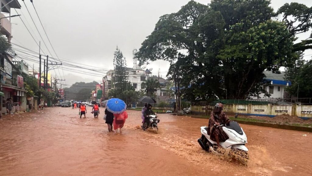 Heavy rains trigger flooding in Myanmar border town