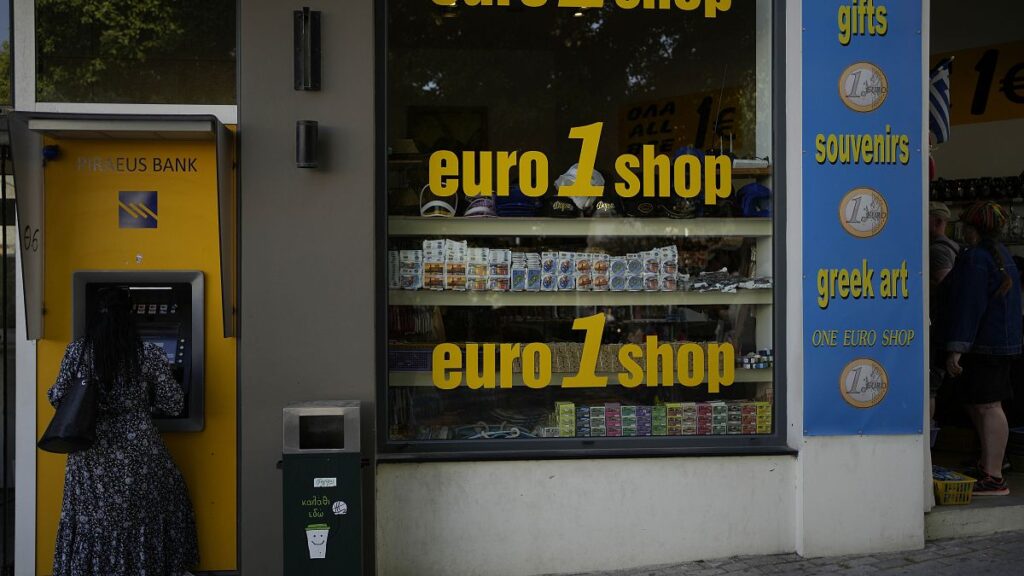 Mitsotakis announces pension boosts and wage hike in 2024