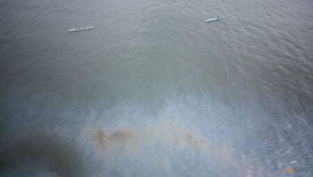 Philippines recovers oil from sunken tanker, avoids disaster