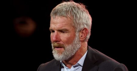 Brett Favre Says He Has Parkinson’s Disease: Know These Symptoms
