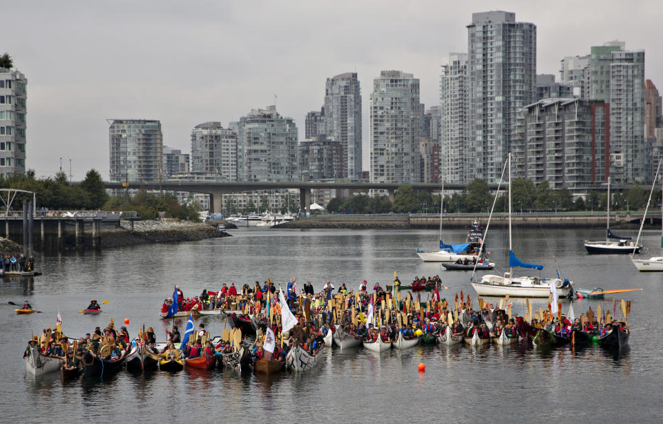 First Nation dugout canoes arrive into False Creek during a gathering of All Nations canoes for a welcoming ceremony in Vancouver, British Columbia September 17, 2013. The ceremony was part of a week-long gathering of Aboriginal peoples taking part in the Truth and Reconciliation Canada meetings. REUTERS/Andy Clark    (CANADA - Tags: SOCIETY)