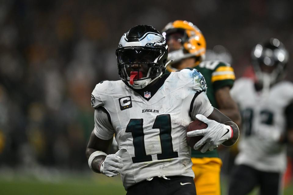 SAO PAULO, BRAZIL - SEPTEMBER 06: A.J. Brown #11 of the Philadelphia Eagles runs for a touchdown during the third quarter against the Green Bay Packers at Arena Corinthians on September 06, 2024 in Sao Paulo, Brazil. (Photo by Pedro Vilela/Pedro Vilela)