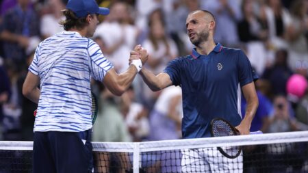 US Open: Dan Evans reflects on ‘tough day’ as he battles illness and hip problems in loss to Alex de Minaur