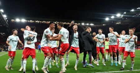 UEFA Europa League: Sam Lammers stuns sloppy Manchester United as FC Twente secure draw at Old Trafford
